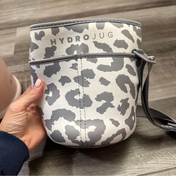 HydroJug pink sand bottle & Wild Ones Pro Water Bottle Sleeve - Snow Leopard - Picture 8 of 13